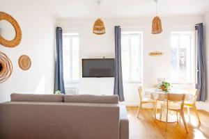 a living room with a couch and a table at Providencia 5 - Shipyard and Yacht crews in La Ciotat