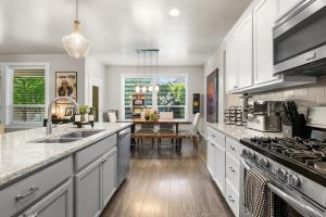 Nhà bếp/bếp nhỏ tại Hot Tub - Fire Pit - Ping Pong - Darts - Slots