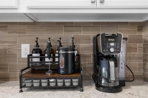 Kohvi ja tee valmistamise võimalus majutusasutuses Hot Tub - Ping Pong And Darts, 22 Miles From Bogus