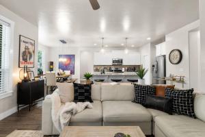 ein Wohnzimmer mit Couch und Küche in der Unterkunft 22 Miles From Bogus -hot Tub - Ping Pong And Darts in Boise