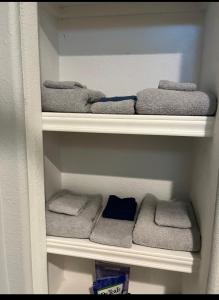 un paquet de serviettes dans un réfrigérateur dans l'établissement Reel Fun Family Retreat, à Ingleside 11 autres photos