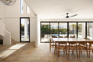 una sala da pranzo con tavolo e sedie di Casa Six on Witta a Noosa Heads