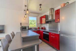 Kuchyň nebo kuchyňský kout v ubytování Appartement central 6 personnes à 10 minutes de Disneyland