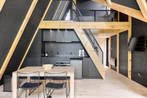Una cocina con una mesa y sillas de madera. en La Cabine Hygge, en Saint Roch de Mekinac 44 fotos más