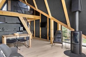 cocina y sala de estar con estufa de leña en La Cabine Hygge, en Saint Roch de Mekinac