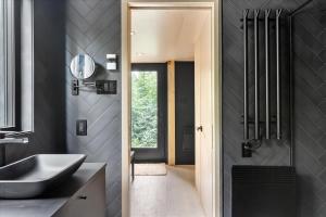 un baño con lavabo y espejo en La Cabine Hygge, en Saint Roch de Mekinac
