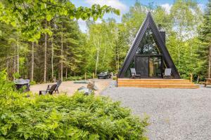 una casa marco en medio de un bosque en La Cabine Hygge, en Saint Roch de Mekinac