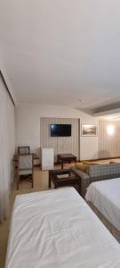 une chambre d'hôtel avec deux lits et une télévision à écran plat dans l'établissement KUBITSCHEK - JK APART Hotel, à Brasilia