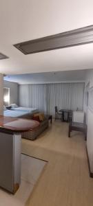 une chambre avec un lit, un canapé et une table dans l'établissement KUBITSCHEK - JK APART Hotel, à Brasilia