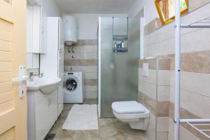 Ένα μπάνιο στο Apartments with parking space Konjevrate, Krka - 24487 +9 φωτογραφίες