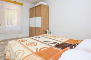 Ένα ή περισσότερα κρεβάτια σε δωμάτιο στο Apartments with parking space Konjevrate, Krka - 24487