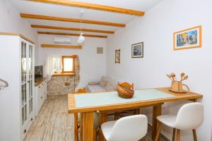 Η κουζίνα ή μικρή κουζίνα στο Apartments with parking space Konjevrate, Krka - 24487