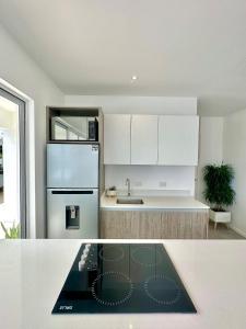 Η κουζίνα ή μικρή κουζίνα στο Luxury New apartment! Infinity Pool! Adults only