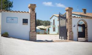 un cancello per una villa con una casa di Relais Piano Valle a Pollutri