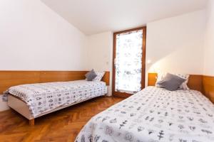 Ένα ή περισσότερα κρεβάτια σε δωμάτιο στο Apartments and rooms with parking space Pakostane, Biograd - 24768