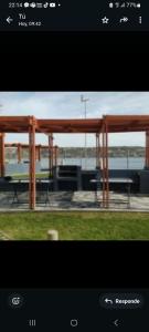 コキンボにあるDEPARTAMENTO COQUIMBO Herraduraのベンチと電車のあるバス停の眺め