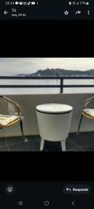 コキンボにあるDEPARTAMENTO COQUIMBO Herraduraの浴槽と椅子2脚のあるバスルームの写真