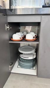 une cuisine avec des assiettes et des plats dans un placard dans l'établissement Pôr do sol house, à Aracaju