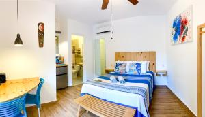 Un dormitorio con una cama y un escritorio en una habitación. en Posada San Juan, en Cancún 20 fotos más