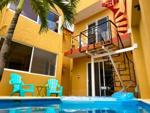 una casa con piscina delante de una casa en Posada San Juan, en Cancún