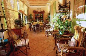 un comedor con mesa y sillas y una habitación con en Le Domaine de Saint Veran, en Orgon