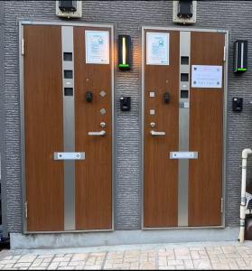 东京京成曳舟駅徒歩3分 寶島 2階 全1室的楼房的一排木门