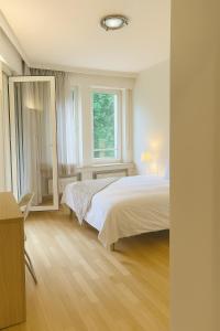 - une chambre avec 2 lits, un miroir et un bureau dans l'établissement Scandi Design 1BD Apartment - Workspace Parking, à Ferme Thibesart