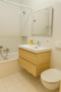 Gallery image of Scandi Design 1BD Apartment - Workspace Parking in Ferme Thibesart +2 photos