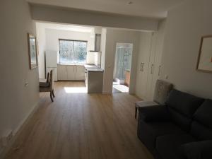 Et opholdsområde på Apartamento acogedor + 1 billede