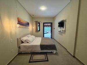 Giường trong phòng chung tại Pousada Karandá