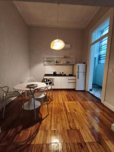 une cuisine et une salle à manger avec une table et des chaises dans l'établissement The Obelisk Corner 3, à Buenos Aires 2 autres photos