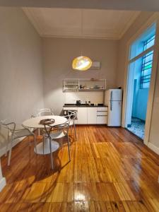 une cuisine avec une table, des chaises et un réfrigérateur dans l'établissement The Obelisk Corner 3, à Buenos Aires