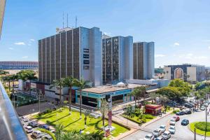 a city with tall buildings and a street with cars at Apartamento no Athos Bulcão centro de Brasília in Brasilia