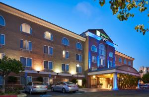 Un hotel con coches aparcados en un estacionamiento. en Holiday Inn Express San Diego - Sorrento Valley by IHG, en Sorrento