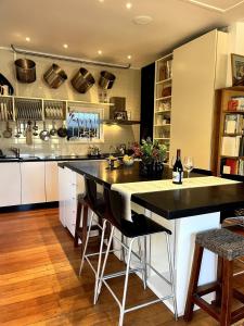 Η κουζίνα ή μικρή κουζίνα στο Spacious Beachside Apartment