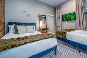Ένα ή περισσότερα κρεβάτια σε δωμάτιο στο OTR 2 Lux Queen Beds Sleeps 5ppl Light Rail Wifi