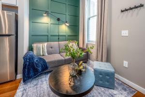 Χώρος καθιστικού στο OTR 2 Lux Queen Beds Sleeps 5ppl Light Rail Wifi