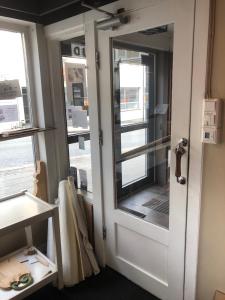 a door with a window in a room at Billigst i Arendal sentrum uten dusj næringslokaler klinikk og verksted in Arendal