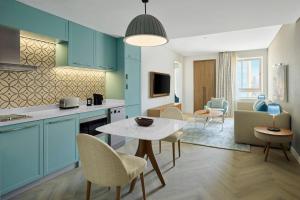 Η κουζίνα ή μικρή κουζίνα στο Staybridge Suites & Apartments - Citystars by IHG