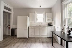 Η κουζίνα ή μικρή κουζίνα στο Stay Portland - Historic PDX Home - Sleeps 10, Perfect Location