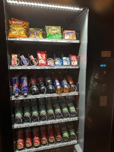 Un refrigerador lleno de mucha comida y bebidas. en Pension Liechtenstein, en Viena