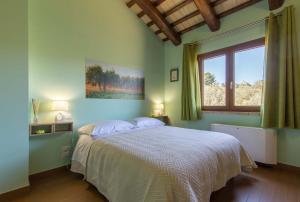 PollutriにあるRelais Piano Valleのベッドルーム(大型ベッド1台、窓付)