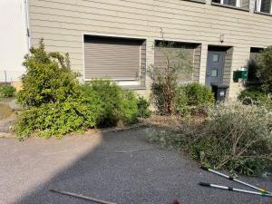 ein Haus mit vielen Büschen davor in der Unterkunft Chambre superbe à découvrir au cœur des Vosges uni in La Celle-sous-Gouzon