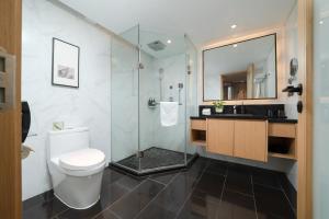 un bagno con wc, lavandino e doccia di Beijing Xiamen Mansion Yihao Hotel a Pechino