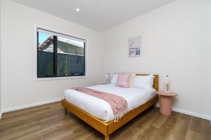 Giường trong phòng chung tại New 4 bedroom city home with Tesla charger - Hosted by CanStay