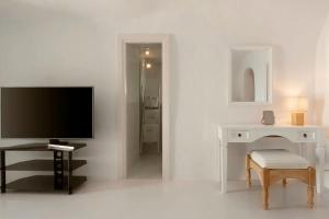 TV a/nebo společenská místnost v ubytování Gorgeous Santorini Villa 1 Bedroom Villa Felicitous Private Hot Tub