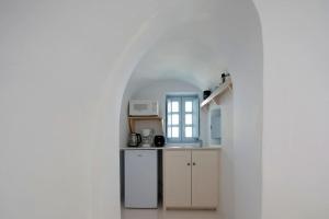Kuchyň nebo kuchyňský kout v ubytování Gorgeous Santorini Villa 1 Bedroom Villa Felicitous Private Hot Tub