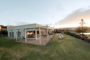 Encounter BayWhalers Rest Ocean front Whale watching的草屋