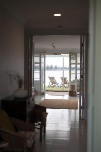 Whalers Rest Ocean front Whale watching的休息区