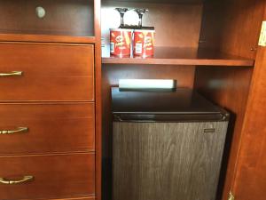 eine Küche mit einem kleinen Kühlschrank und einem Regal in der Unterkunft Hotel Amari in San Francisco